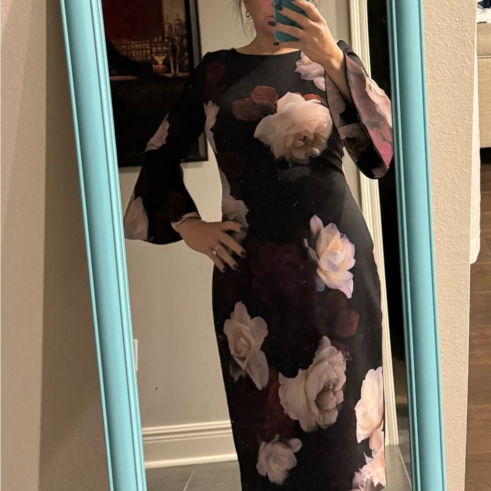 Perfect condition, beautiful bell sleeves, classy dress, black and floral - Picture 2 of 5